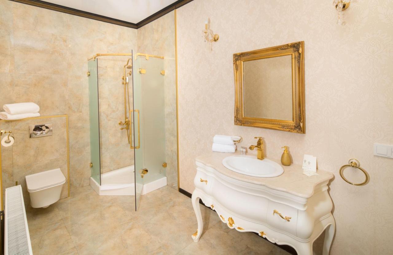 Hotel Boutique Vila Lakastel Sinaia Bagian luar foto